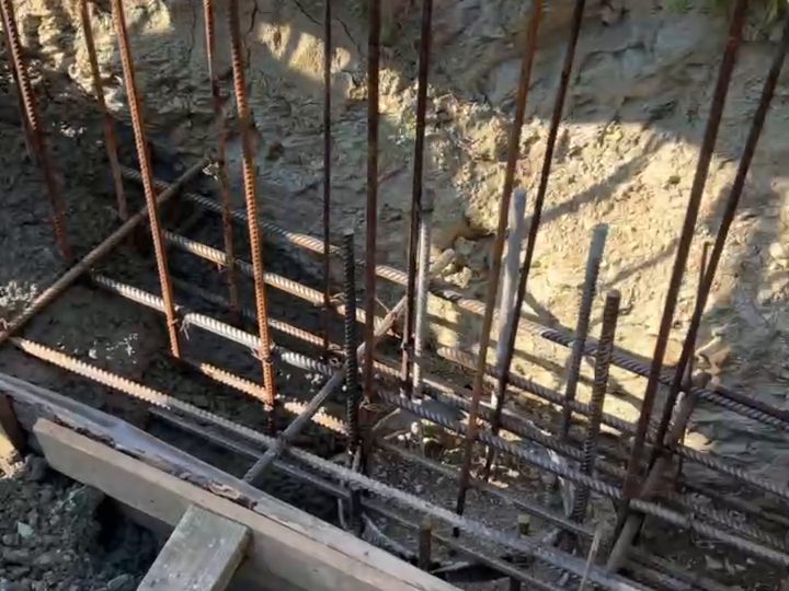 Армокаркас ленты в опалубке по оголовкам свай